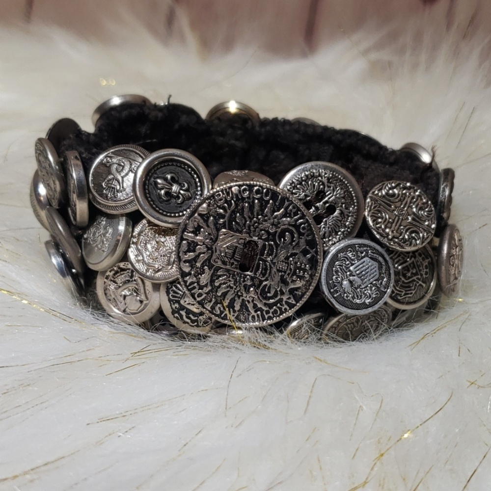 Handcrafted silver button bracelet - Picture 7 of 8